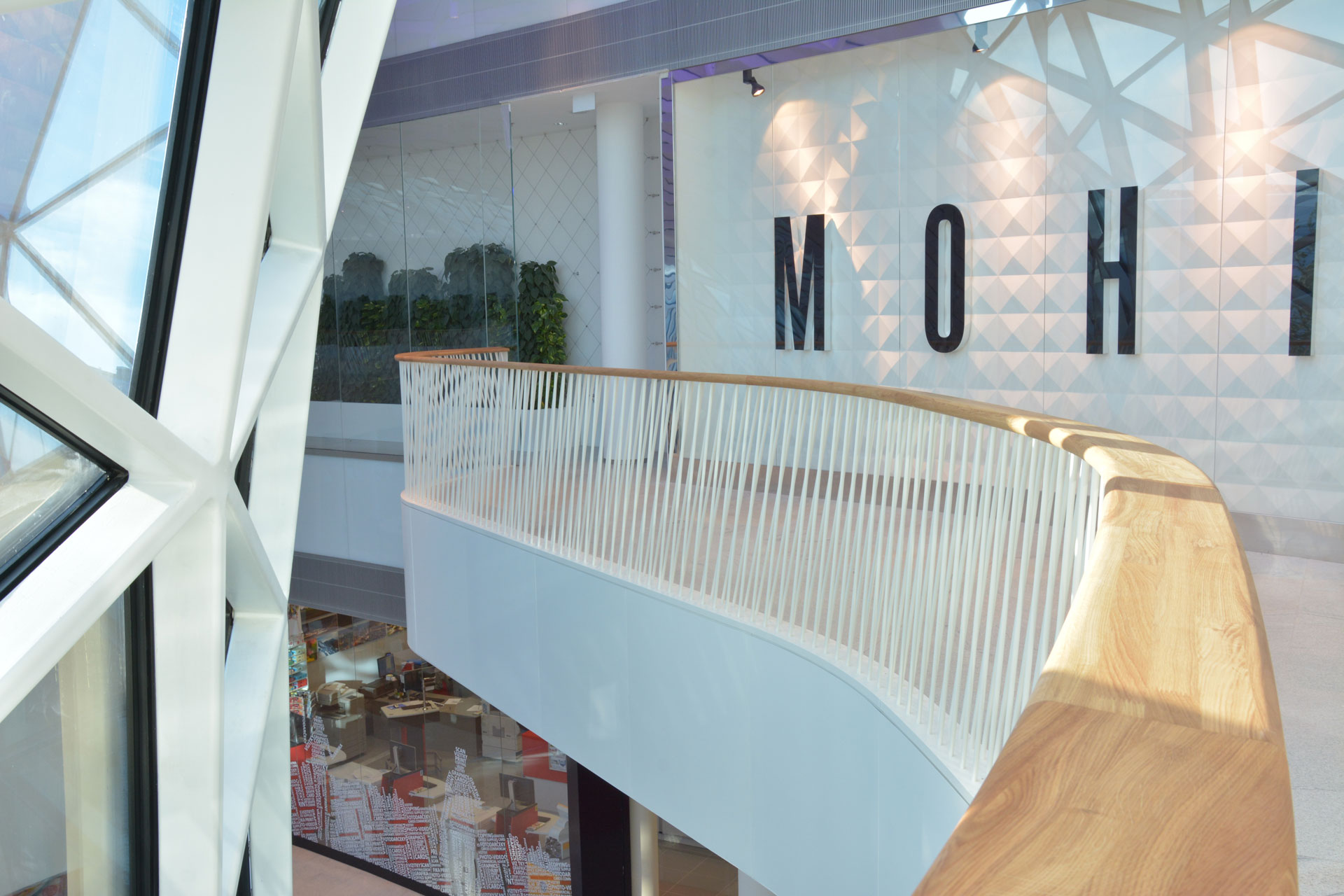EFF - Bory Mall zábradlí - Dřevěné madlo, kovové zábradlí, alukobondový obklad, LED podsvícení