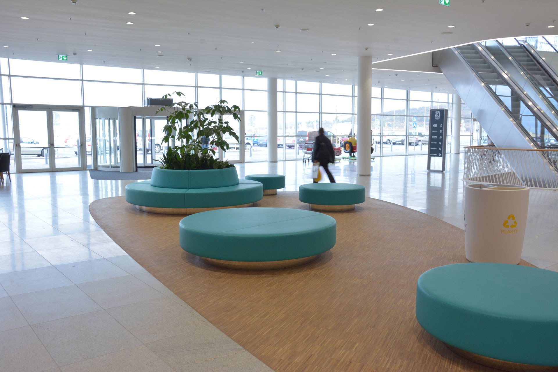 EFF - Bory Mall relax zóna - výroba nábytku, interiérové řešení