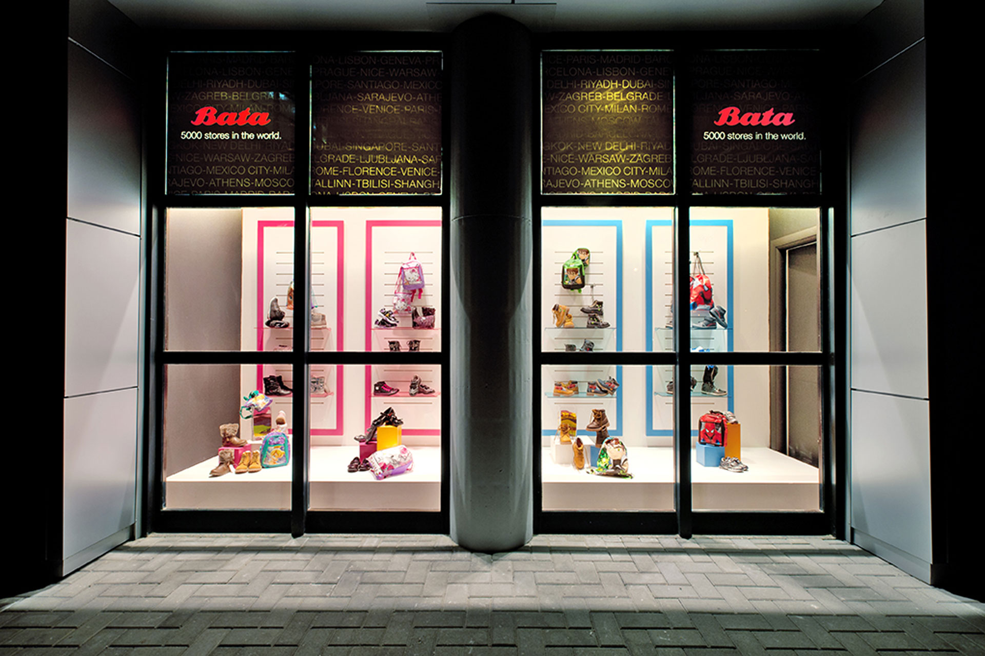EFF - Baťa Italie - Komplexní realizace prodejny obuvi, výroba a montáž atypických solitérů
